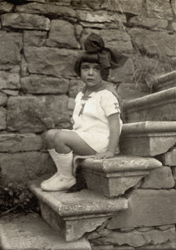 FOTO ANTICA CON BAMBINA SEDUTA SU UNA SCALA