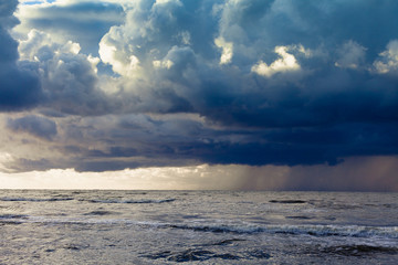 Obraz premium Beginning of the storm rain in ocean, dark cloudy sky