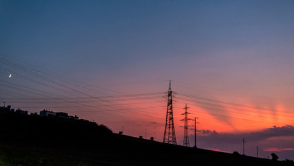 Strommasten in der Dämmerung