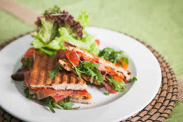 Focaccia mit Serrano-Schinken und Salat