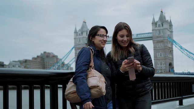 Taking photos or selfies at Tower Bridge London