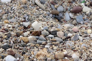 bunte Kieselsteine am Strand