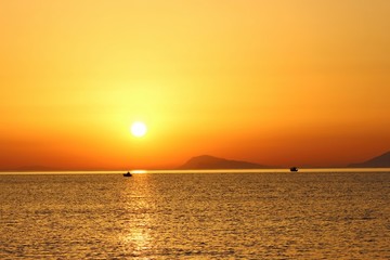 Sonnenaufgang über dem Meer mit Fischerboot