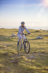 Naklejka premium Happy mountainbike couple outdoors have fun together on a summer afternoon