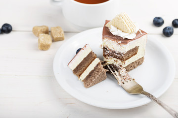 Cake of cake began to eat