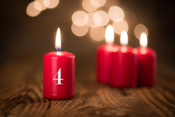 Kerze zum 4. Advent in stimmungsvoller Optik