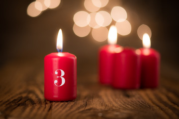 Rote Kerze zum 3. Advent