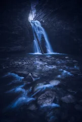 Fototapeten Der Narrenmond beleuchtet den großen Wasserfall © Bashkatov