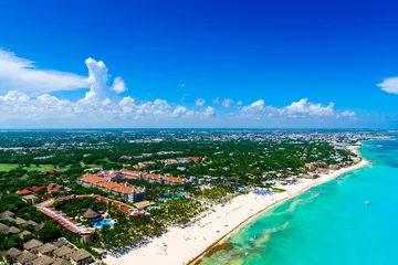 Fototapeten Cancun aerial view of the beautiful white sand beaches and blue turquoise water of the Caribbean ocean © htpix