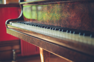 Fototapeta na wymiar Piano in the sunshine