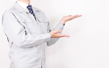 作業着 男性 ネクタイ ポーズ こちら