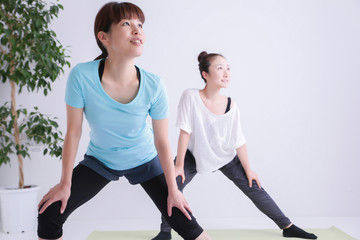 Obraz premium ストレッチする女性 