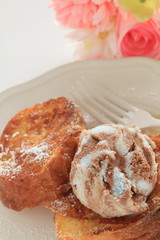 Mint and chocolate ice cream on french toast