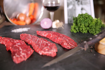 Bavettes d'aloyau sur un plateau d'ardoise naturelle