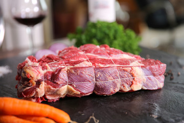 Bœuf à braiser (paleron) sur un plateau d'ardoise naturelle