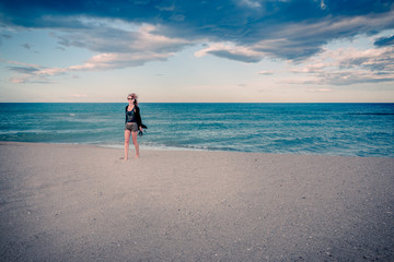 Femme sur la plage au coucher du soleil