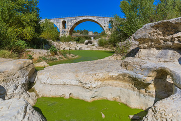 Fototapeta na wymiar Bridge Pont Julien in Provence France