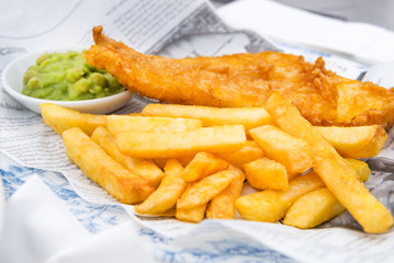  Fish and Chips with mushy peas served in the Pub - obrazy, fototapety, plakaty