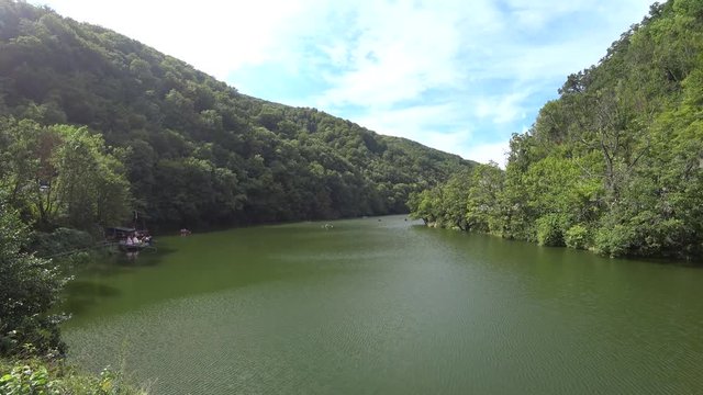 Jezioro w górach urlop 4k UHD