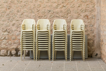 Gestapelte Stühle aus Plastik
