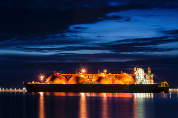 LNG TANKER © Wojciech Wrzesień