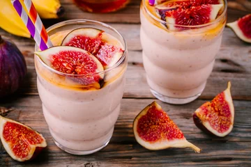 Photo sur Plexiglas Milk-shake healthy breakfast smoothie with fresh figs, banana and honey in glasses