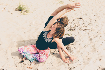 Junges Pärchen während seiner Yoga Übungen in den Dünen am Strand