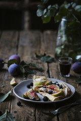 Crepes con frutta fresca su tavolo in legno