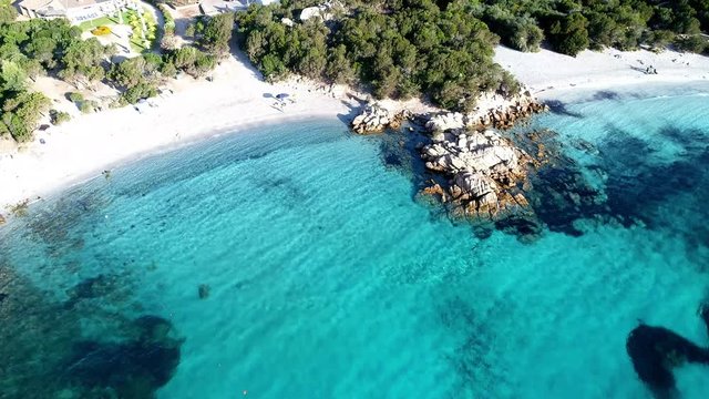 Vista aerea della spiaggia di Capriccioli in il mare della Sardegna.