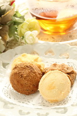 Caramel and butter cookie with tea