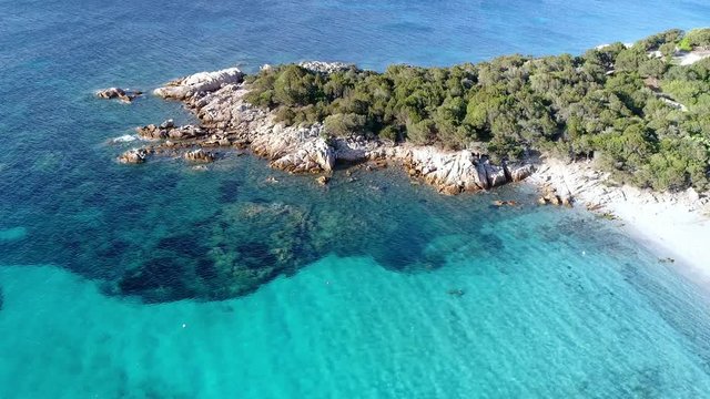 Vista aerea della meravigliosa spiaggia di Capriccioli in Il mare della Sardegna