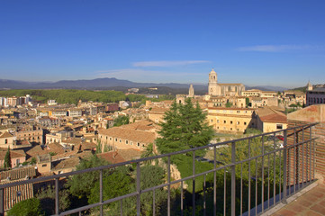 Obraz premium Girona Ciudad vistas de la ciudad y la catedral desde la muralla construida por los romanos y ampliado en la época medieval