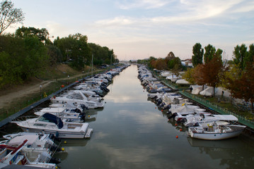barche lungo il fiume
