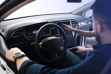 couple chooses the car in the showroom
