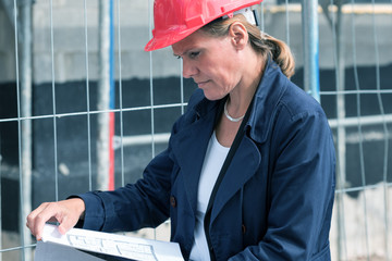 Immobilienmakler auf der Baustelle
