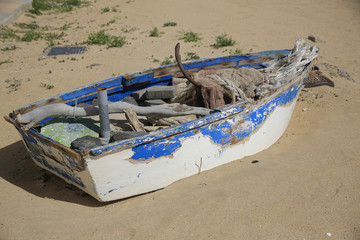 Fototapeta na wymiar Altes Fischerboot am Strand, Insel Lanzarote, Kanaren, Spanien