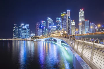 Rugzak Singapore business district at night. © newroadboy