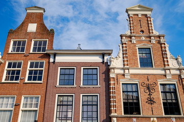 Fototapeta na wymiar Typische Hausfassaden in Alkmaar/NL