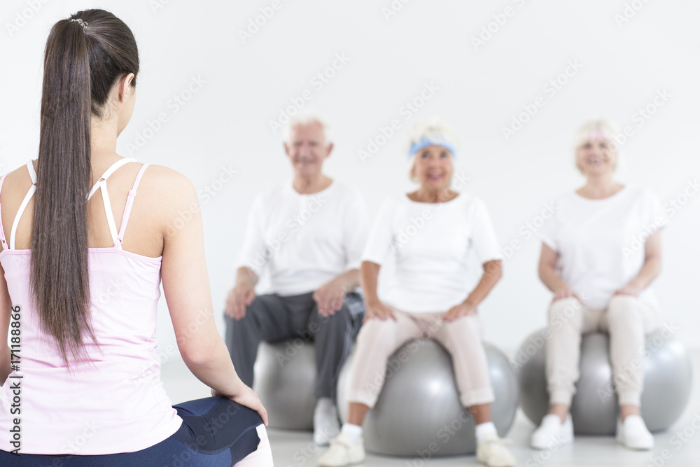 Poster coach and elderly people breathing