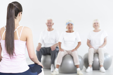 Obraz premium coach and elderly people breathing