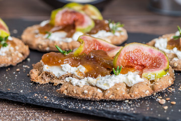 Multigrain crispread appetizer