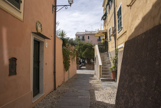 i caratteristici "caruggi" di Albisola Superiore, (Savona)