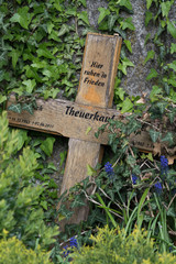 verwittertes grabkreuz