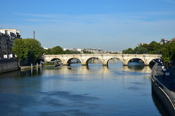 Naklejka premium Pont Neuf en été à Paris, France