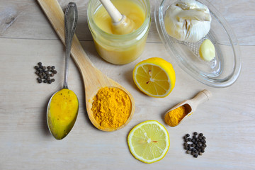 selbstgemachtes Natürliches Antibiotikum mit Honig Golden Honey Kurkuma