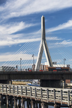  Zakin Brücke über den "Charles River" von Boston in den USA.