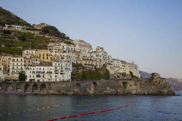 Fototapeta na wymiar Dettaglio di Positano, in costiera Amalfitana, e delle sue tipiche case colorate che affacciano sul mare. Il piccolo paese è meta di turisti e bagnanti per il suo mare e le sue spiaggie.