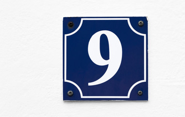 Hausnummer 9