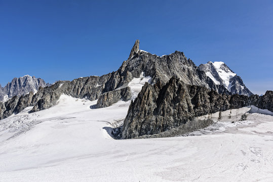 Giant Thooth, Monte Bianco, Punta Helbronner, mt3466, Rifugio, Refuge, Tourist, Snow,  Courmayer; Valdaosta; Italy; Europa