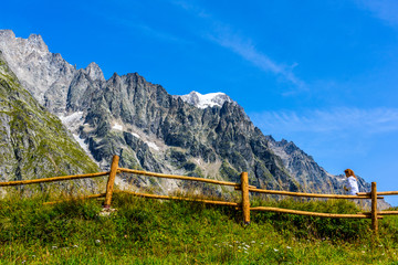 Fototapeta premium Monte Bianco, Punta Helbronner, mt3466, Rifugio, Refuge, Tourist, Snow, Courmayer; Valdaosta; Italy; Europa